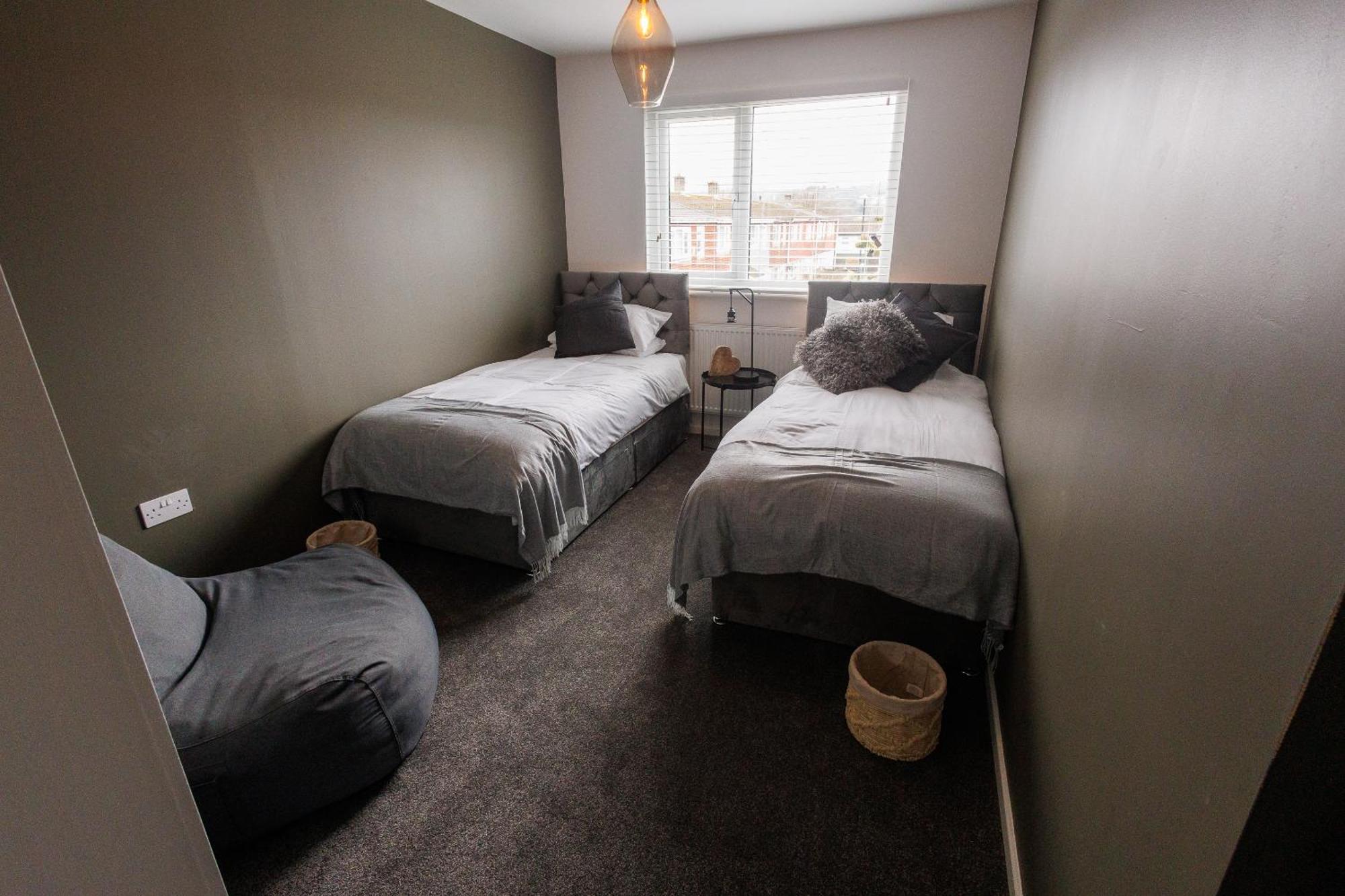 Uber Stylish 3 Bedroom Home Off Road Parking Near Town Centre And Bike Park Wales Merthyr Tydfil Exterior foto